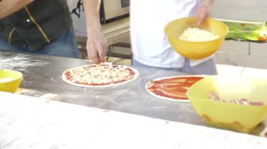Şef pizza restoran açık mutfak restoranda hazırlar. 4k, ağır çekim