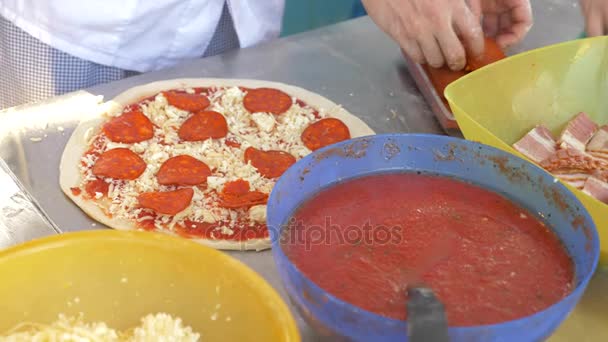 요리사는 레스토랑의 오픈 키 친 레스토랑에서 피자를 준비합니다. 4 k, 슬로우 모션 — 비디오
