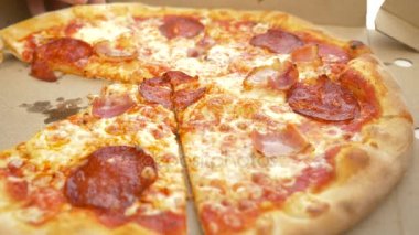 birisi bir parça sıcak taze hazırlanmış pizza alır. 4k, ağır çekim