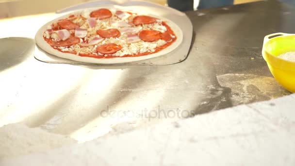 El chef prepara pizza en el restaurante de cocina abierta del restaurante. 4k, cámara lenta — Vídeo de stock