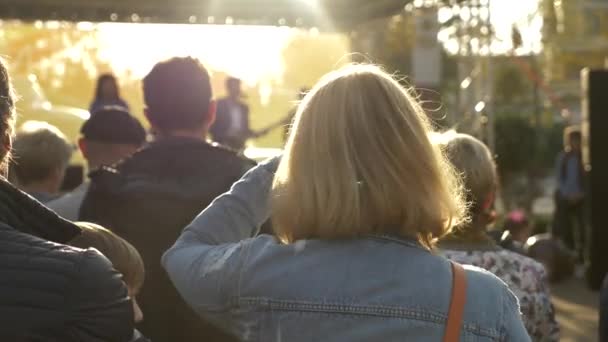 Anonimowy tłum ludzi chodzących na ulicy. 4 k zwolnionym tempie — Wideo stockowe