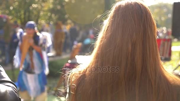 Foule anonyme de gens marchant dans la rue. 4k au ralenti — Video