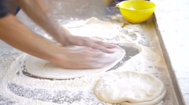 Şef pizza restoran açık mutfak restoranda hazırlar. 4k, ağır çekim