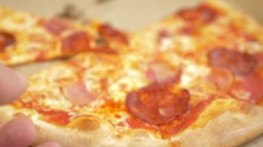 birisi bir parça sıcak taze hazırlanmış pizza alır. 4k, ağır çekim
