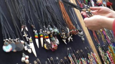 güzel hippi dekorasyon. kadın sokak pazarının gösterisi penceresinde süsler bakar. 4k, ağır çekim