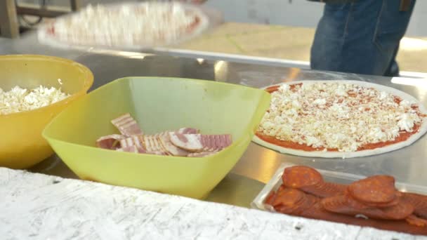 Kocken förbereder pizza i restaurangen öppet kök i restaurangen. 4k, Slowmotion — Stockvideo