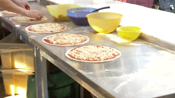 Kocken förbereder pizza i restaurangen öppet kök i restaurangen. 4k, Slowmotion — Stockvideo