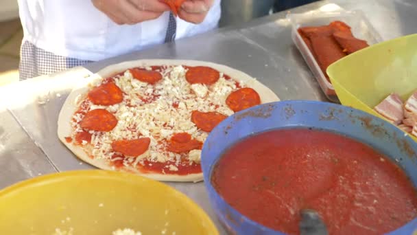 Kocken förbereder pizza i restaurangen öppet kök i restaurangen. 4k, Slowmotion — Stockvideo