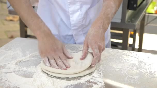 El chef prepara pizza en el restaurante de cocina abierta del restaurante. 4k, cámara lenta — Vídeo de stock