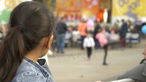 Multitud anónima de personas caminando por la calle. 4k cámara lenta — Vídeos de Stock