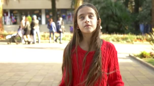 Dívka stojící na pozadí anonymní dav lidí na ulici. 4 k Zpomalený pohyb — Stock video