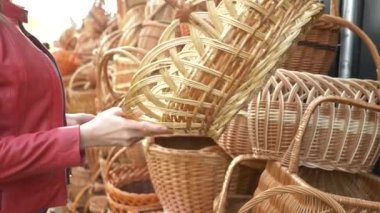 bir kadın bir halk zanaat adil bir hasır sepet seçer. 4k, ağır çekim