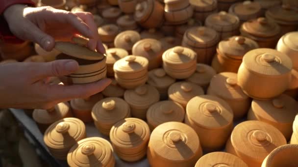 Utensilios de cocina de madera en la feria de artesanía popular. 4k, cámara lenta — Vídeo de stock