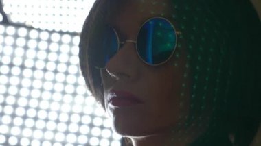 sıcak esmer kadın siyah güneş gözlüğü, 4 k, yavaş hareket, yakın çekim