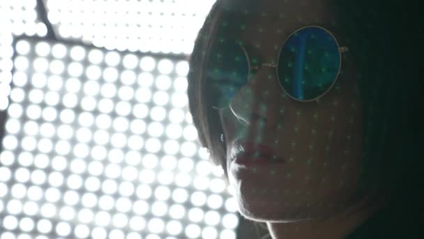 Hete brunette vrouw in zwarte zonnebril, 4 k, slow-motion, close-up — Stockvideo