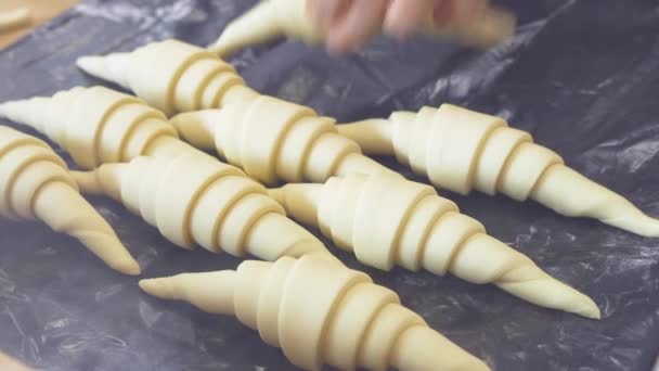 Handen van de chef-kok bereidt croissants. 4k — Stockvideo