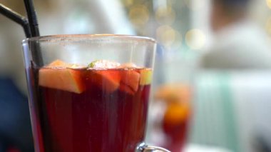 Meyve ve baharat ile sıcak kırmızı şarap. mulled şarap. yakın çekim 4k