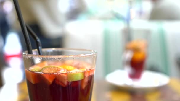 Vino tinto caliente con frutas y especias. vino caliente. primer plano 4k — Vídeos de Stock