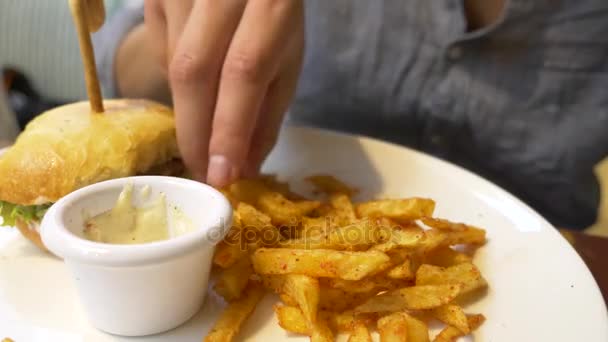 Fast food, ongezond eten, mensen en junkfood - close up van mannelijke handen met frietjes — Stockvideo