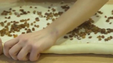 üzümlü çörek yemek pişiriyor. mutfak açık. 4k