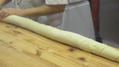 üzümlü çörek yemek pişiriyor. mutfak açık. 4k
