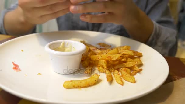 Snabbmat, ohälsosam mat, människor och skräpmat - på nära håll av manliga händer med pommes frites — Stockvideo