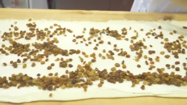 Üzümlü çörek yemek pişiriyor. mutfak açık. 4k — Stok video