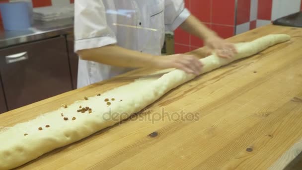 Kok kookt broodjes met rozijnen. open keuken. 4k — Stockvideo