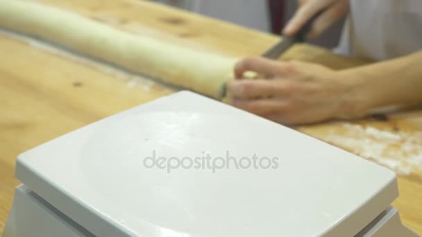 Cozinha pães com passas. Cozinha aberta. 4k — Vídeo de Stock