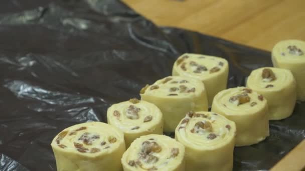 Cuire des petits pains avec des raisins secs. cuisine ouverte. 4k — Video