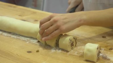 üzümlü çörek yemek pişiriyor. mutfak açık. 4k