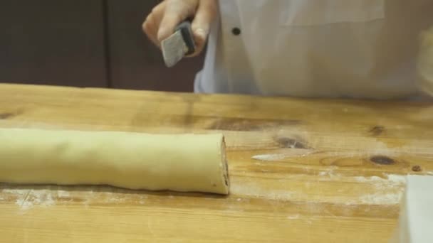 Μάγειρας μαγειρεύει ψωμάκια με σταφίδες. Ανοίξτε την κουζίνα. 4k — Αρχείο Βίντεο