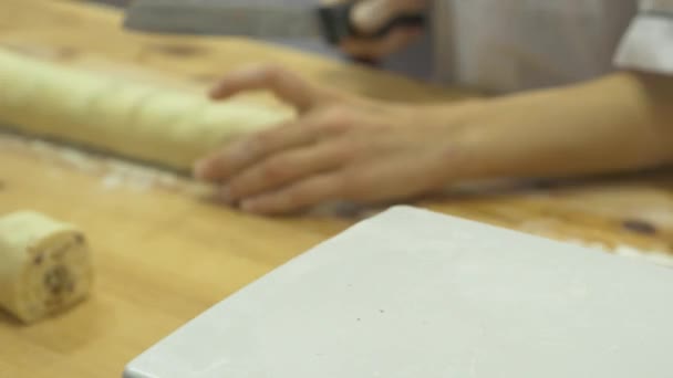 Koch kocht Brötchen mit Rosinen. offene Küche. 4k — Stockvideo