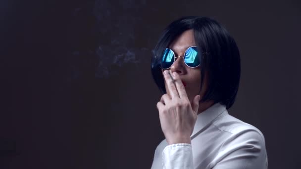 Heiße brünette Frau mit schwarzer Sonnenbrille. raucht eine Zigarette. 4k, Zeitlupe. — Stockvideo