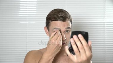 Travesti makyaj. genç bir adam kendine bir transseksüel mencup hazırlar. 4k, ağır çekim