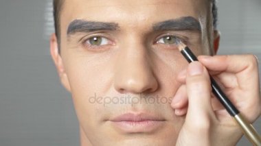 Travesti makyaj. genç bir adam kendine bir transseksüel mencup hazırlar. 4k, ağır çekim