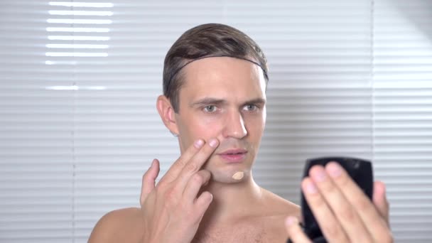 Maquillaje travesti. un hombre joven se hace un mencup transexual. 4k, cámara lenta — Vídeos de Stock