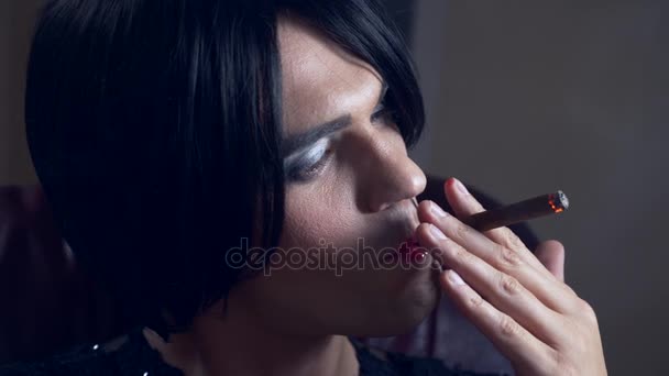 性転換のイメージで若い男誘惑夕暮れの葉巻を吸って解放煙をカメラに。4 k、スローモーション — ストック動画