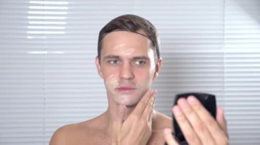 Travesti makyaj. genç bir adam kendine bir transseksüel mencup hazırlar. 4k, ağır çekim