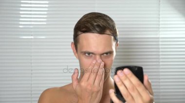 Travesti makyaj. genç bir adam kendine bir transseksüel mencup hazırlar. 4k, ağır çekim