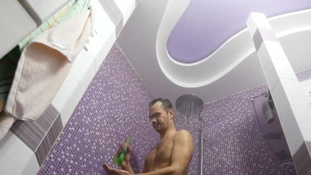 Muž, mytí vlasů šamponem ve sprše. koupelna. 4k — Stock video