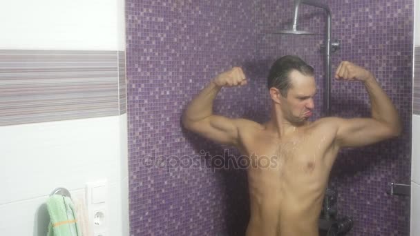 Homem lavar o cabelo com shampoo no chuveiro. Casa de banho. 4k — Vídeo de Stock