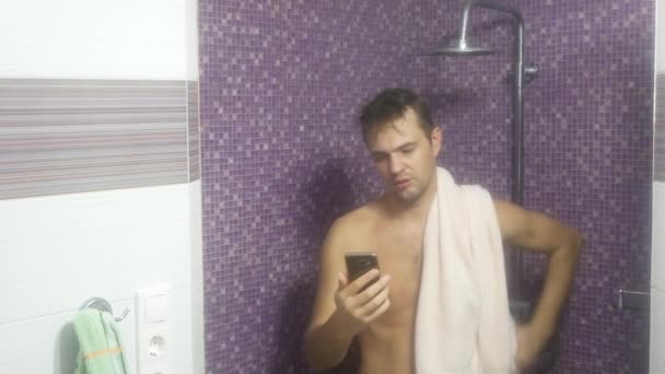 Man haar met shampoo wassen onder de douche. badkamer. 4k — Stockvideo