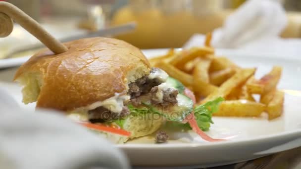 Φαστ φουντ, ανθυγιεινή διατροφή, άνθρωποι και junk-τροφή - κοντινό πλάνο αρσενικό χέρια με τηγανητές πατάτες — Αρχείο Βίντεο