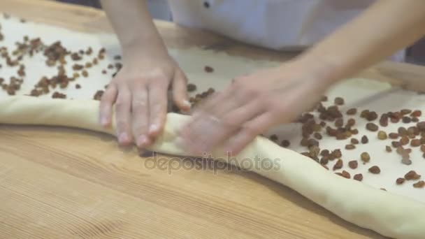 Koch kocht Brötchen mit Rosinen. offene Küche. 4k — Stockvideo