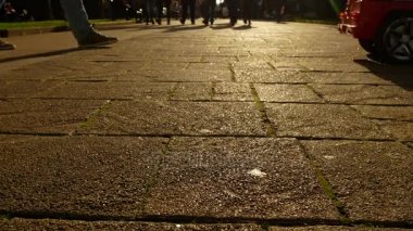 4 k. silüeti anonim insanlar şehirde yürüyüş. kentsel metropol yaşam tarzı sahne