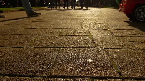 4k. Silhouette anonymer Menschen, die durch die Stadt laufen. Lifestyle-Szenerie urbaner Metropolen — Stockvideo