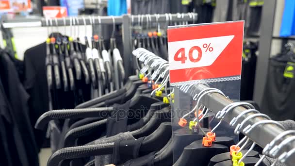 Homme faisant du shopping dans le magasin de vêtements, choisir des vêtements. 4k, au ralenti — Video