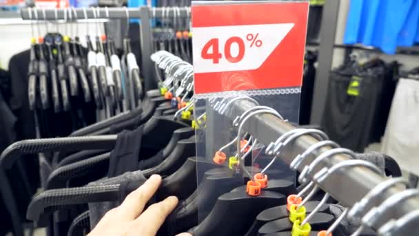 Uomo shopping in negozio di vestiti, scegliere i vestiti. 4k, rallentatore — Video Stock