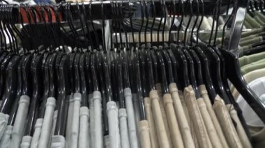 alışveriş giyim mağazası adamım, kıyafetler seçin. 4k, ağır çekim